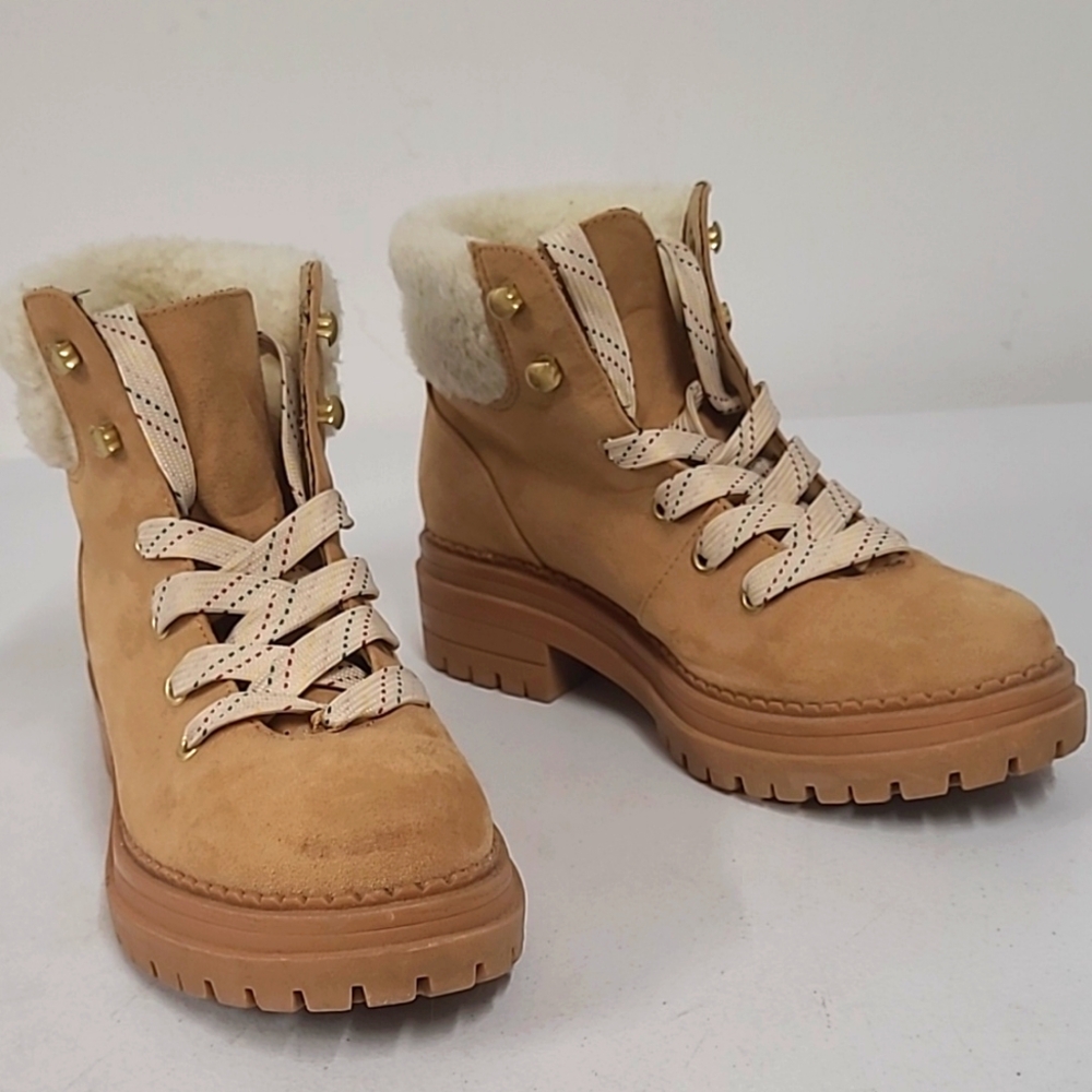Super cute like new So faux seude boots. Maybe worn one or two times.